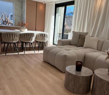 Salon-de-Provence Apartment | Appart 'COSY avec Piscine Chauffée Privée