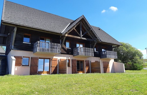 Besse-et-Saint-Anastaise Apartment | Appart 2ch * 4/5 pers * Super Besse * south balcony * parking * swimming pool