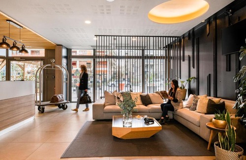 Yves Farge - Le Fleuve Apartment | Appart hôtel Q7 Lodge Lyon 7