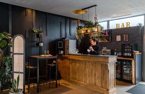 Yves Farge - Le Fleuve Apartment | Appart hôtel Q7 Lodge Lyon 7