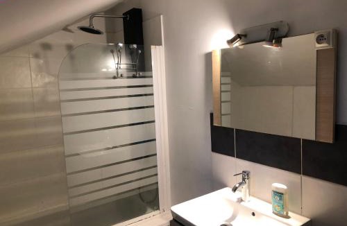 Aurillac Apartment | Appart Hotel Le Victor Hugo Art Mechanical et sa pizza offerte