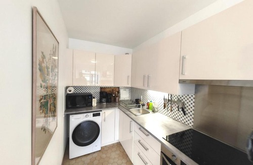 14th Arrondissement Apartment | Appartement avec balcon et parking à Paris Alésia