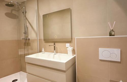 Centre Ville Apartment | Appartement avec jacuzzi et vue sur Pyramide
