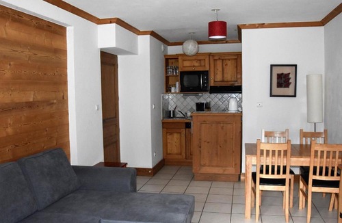 Bozel Apartment | Appartement chaleureux avec balcon sud à Bozel - FR-1-464-13