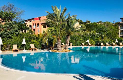 Les Issambres Apartment | Appartement de standing face à la baie de St-Tropez, vue mer, jardin et piscine.