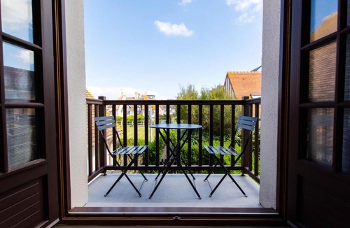 Courseulles-sur-Mer Apartment | Appartement, duplex à 500m de la mer avec balcon
