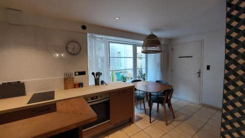 Pont-l'Abbe Apartment | Appartement en centre-ville place du marché