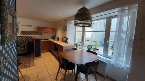 Pont-l'Abbe Apartment | Appartement en centre-ville place du marché