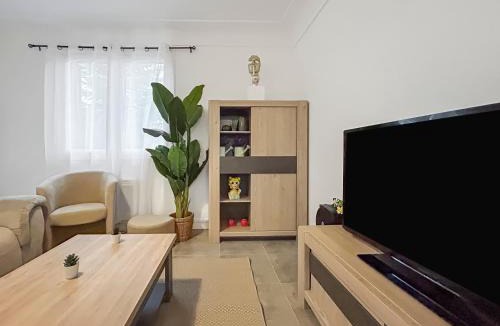Saint-Bonnet-de-Mure Apartment | Appartement Avec Balcon & Jardin