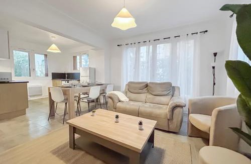 Saint-Bonnet-de-Mure Apartment | Appartement Avec Balcon & Jardin