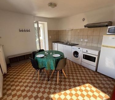 Saint-Rome-de-Cernon Apartment | Appartement Rez de Chaussée