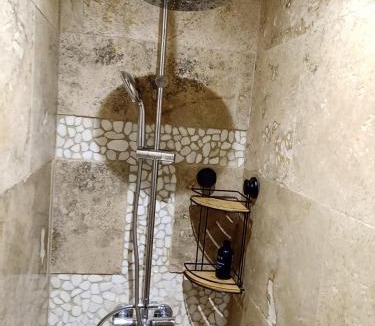 Saint-Nazaire Apartment | Appartement lumineux au cœur de la garrigue