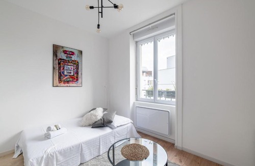 Yves Farge - Le Fleuve Apartment | Appartement Macé - Welkeys