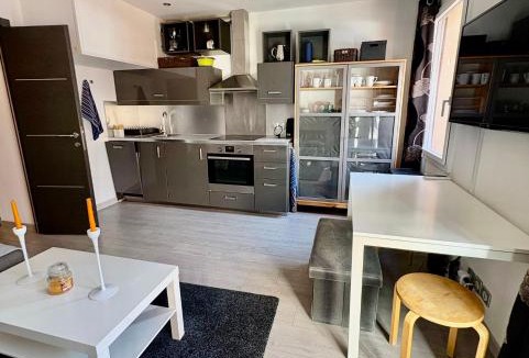 Les Brevieres Apartment | Appartement moderne et entièrement rénové en plein cœur du village, chambre séparée, balcon vue montagne, très proche des pistes