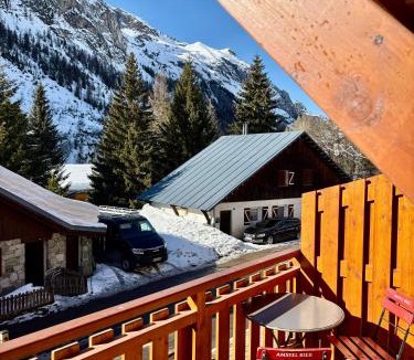 Les Brevieres Apartment | Appartement moderne et entièrement rénové en plein cœur du village, chambre séparée, balcon vue montagne, très proche des pistes