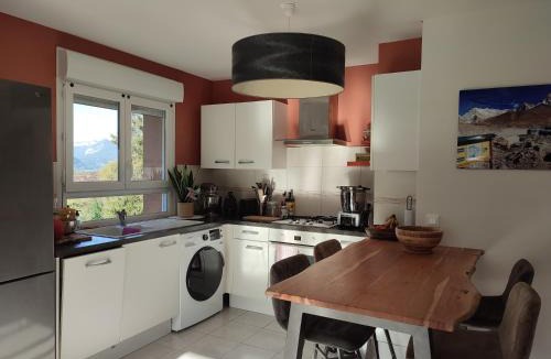 Doussard Apartment | Appartement plein centre village, vue montagnes, proximité immédiate lac