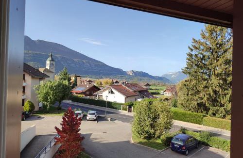 Doussard Apartment | Appartement plein centre village, vue montagnes, proximité immédiate lac