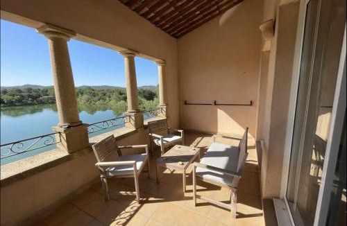 Charleval Apartment | Appartement Pont Royal vu lac