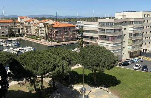 Le Port Apartment | Appartement rénové avec parking, clim et vue mer - 4 pers. - FR-1-696-148
