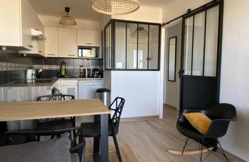 Le Port Apartment | Appartement rénové avec parking, clim et vue mer - 4 pers. - FR-1-696-148