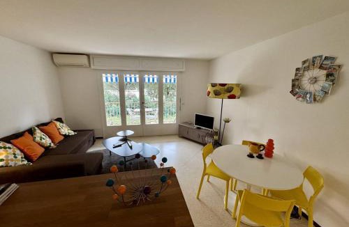Cavalaire-sur-Mer Apartment | Appartement T2 climatisé avec balcon, WiFi et parking près du centre de Cavalaire-sur-Mer - FR-1-100-180