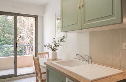 Les Baumettes Apartment | Appartement with Terrace near Beach & City Center