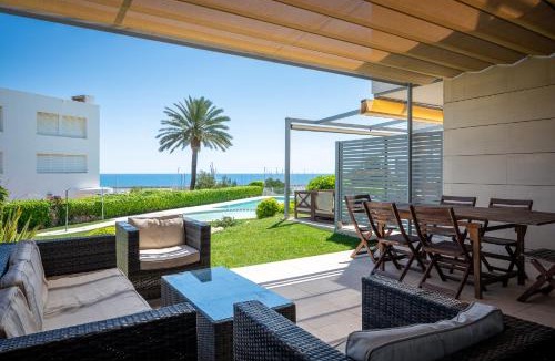 Torredembarra Villa | AT051 A pocos metros de la playa, equipamiento completo, piscina comunitaria