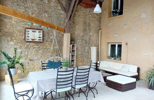 Sainte-Croix-Du-Mont House | Atypical stone house