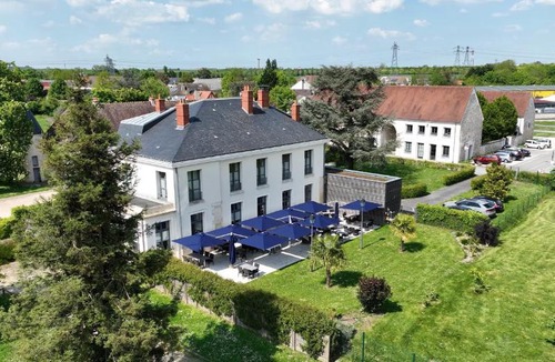Tremblay-en-France Hotel | Auberge du Chateau Bleu