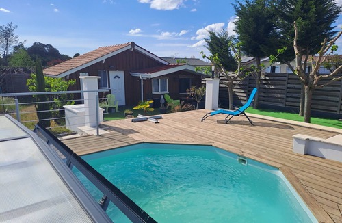Audenge Ski Chalet | Audenge chalet with terrace, pool & parking