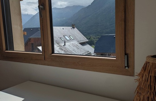 Guchan Ski Chalet | AUR'IZON house surrounded by mountains