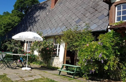 Montfort-sur-Risle House | Authentic Normandy farmhouse in a village: spa, nature & wifi