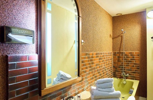 Sourzy House | Aux Prisons de Montagny