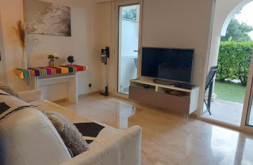 Mandelieu-La-Napoule Apartment | Bagatelle Studio 3étoiles rez de jardin Axelle LocAppart