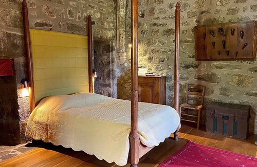Saint-Martin-sous-Vigouroux Bed & Breakfast | Baldaquin and Salle de Garde Guest Room