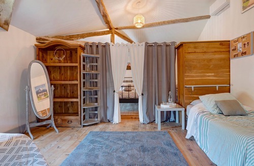 Montgaillard-de-Salies Bed & Breakfast | Baladous - Salat Guest Room with Shared Terrace, Wi-Fi and Air Conditioning