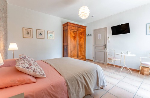 Lagarde Pareol Bed & Breakfast | Bambou Guest Room with Shared Pool, Wi-Fi, and Air Conditioning