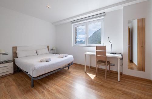 Arinsal Apartment | Barthe Holidays I Apartamento Moderno en Arinsal 4PAX a pie de pistas I Balcón con vistas impresionantes al valle y parking I Guineu