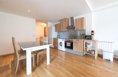 Arinsal Apartment | Barthe Holidays I Apartamento Moderno en Arinsal 4PAX a pie de pistas I Balcón con vistas impresionantes al valle y parking I Guineu