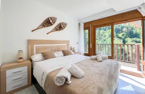 Pal Apartment | Barthe Holidays I Gran apartamento en el pueblo de Pal 8PAX I Terraza, Vistas al valle, Ideal para familias o grupo, Pet friendly I Rider