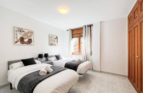 Pal Apartment | Barthe Holidays I Gran apartamento en el pueblo de Pal 8PAX I Terraza, Vistas al valle, Ideal para familias o grupo, Pet friendly I Rider