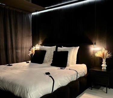 Salon-de-Provence Apartment | BDSM TANTRA Love Room Salon-de-Provence