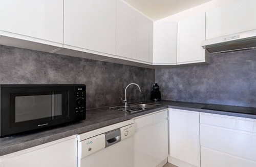 Le Lavandou Apartment | Beautiful apartment for 4 people with WIFI, A/C, TV and balcony