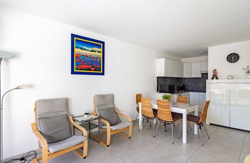 Le Lavandou Apartment | Beautiful apartment for 4 people with WIFI, A/C, TV and balcony