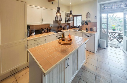 Herepian House | Beautiful home in Hérépian with WiFi
