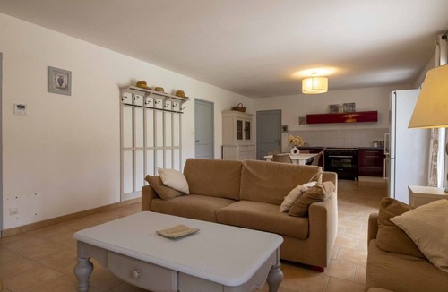Pernes-les-Fontaines Villa | Beautiful private villa for 6 guests with WIFI, private pool, A/C, TV, patio and parking