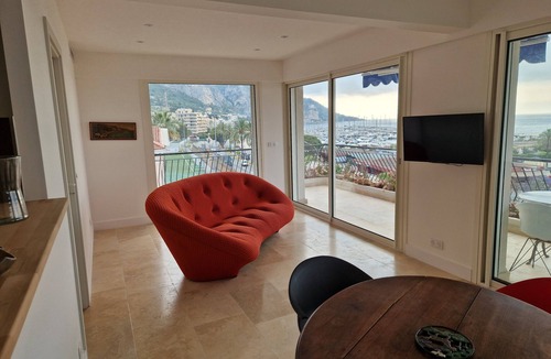 Menton Apartment | Beautiful sea view, beach 100m away. All comforts. As new