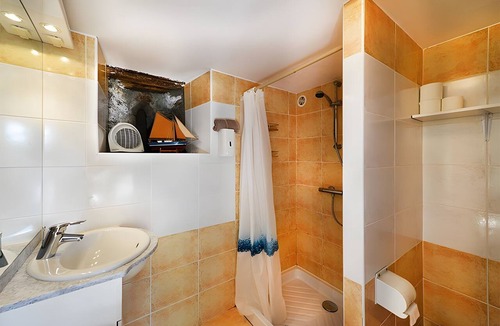 Castelnau-Pegayrols Bed & Breakfast | Bed and Breakfast 'Chambre La Paille' with Mountain View, Shared Pool and Wi-Fi