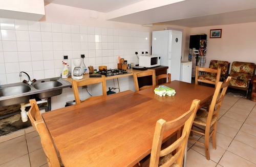 Castelnau-Pegayrols Bed & Breakfast | Bed and Breakfast 'Chambre La Paille' with Mountain View, Shared Pool and Wi-Fi