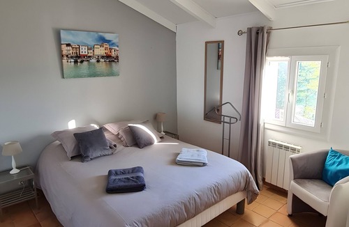 La Motte-dʼAigues Bed & Breakfast | Bed and Breakfast 'Chambre Chez Thibaut Et Sophie' with Mountain View, Shared Terrace and Wi-Fi